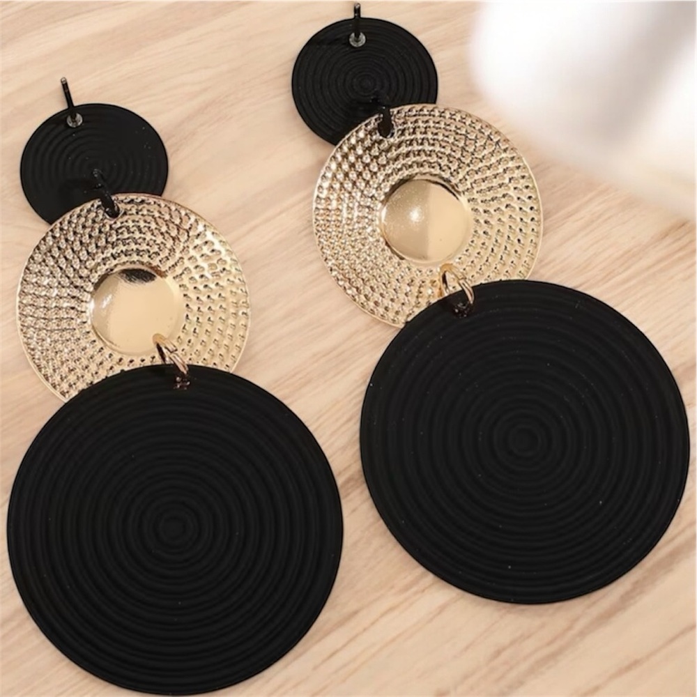 Elegant Black and Gold Dangle Earrings